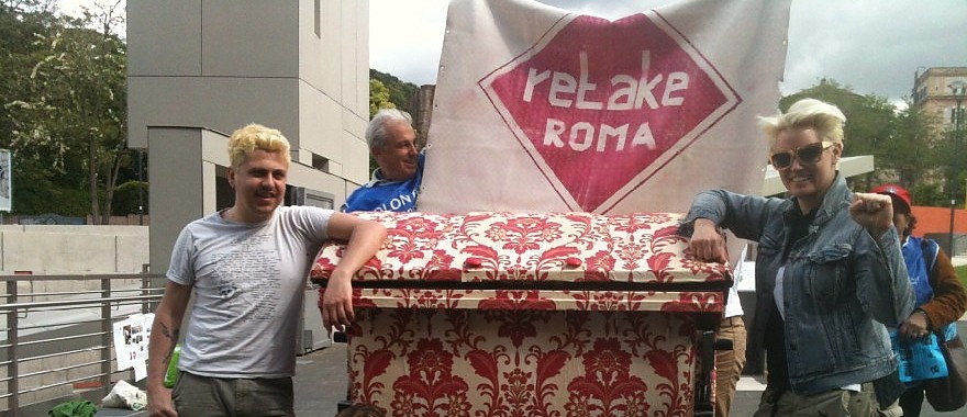 Gli artisti di ReTake all'opera (foto: roma.repubblica.it)