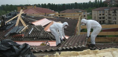 Operazioni di rimozione di pannelli in amianto (foto: primocanale.it)