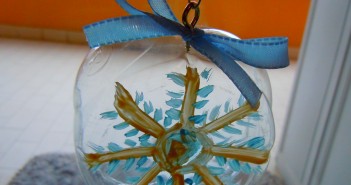 Albero Di Natale Con Fondi Bottiglie Di Plastica.Come Fare Le Palline Per L Albero Di Natale Riciclando La Plastica Green It