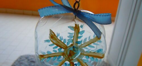 Una decorazione per l'albero fatta col fondo di una bottiglia di palstica (foto: http://www.fattodate.org/)