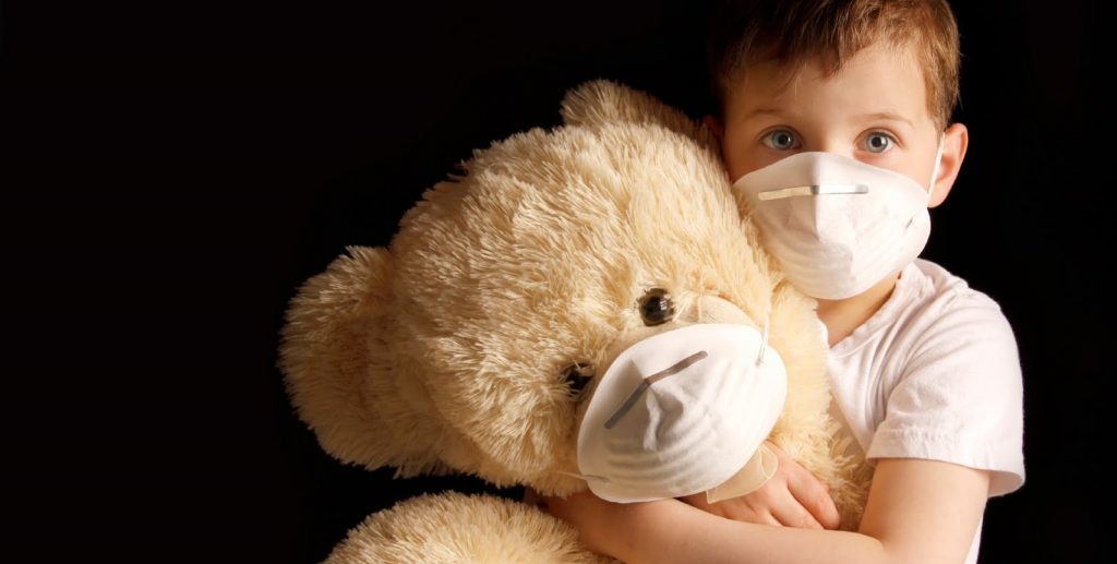 L'inquinamento in casa. Un bambino con il suo orsacchiiotto (foto: allerair.blogspot.com)
