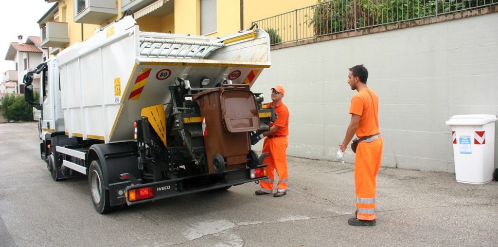 Addetti alla raccolta dei rifiuti (foto: www.mondopalermo.it)