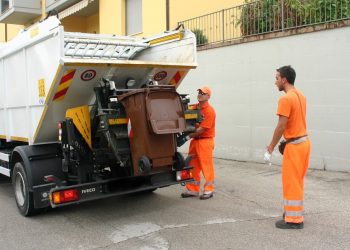 Addetti alla raccolta dei rifiuti (foto: www.mondopalermo.it)