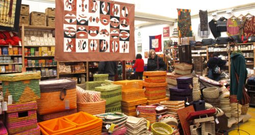 L'interno di un negozio del commercio equosolidale (foto: genova.erasuperba.it)