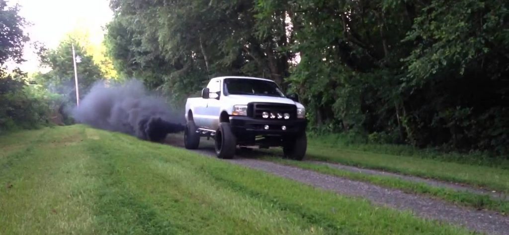 Un'automobile durante la pratica del Rollin' Coal (foto: youtube.com)