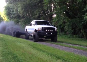 Un'automobile durante la pratica del Rollin' Coal (foto: youtube.com)