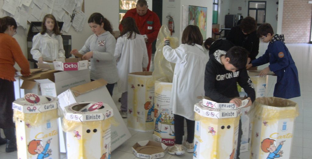 Ragazzi impegnati nella raccolta differenziata in una scuola (foto: www.latinambiente.it)