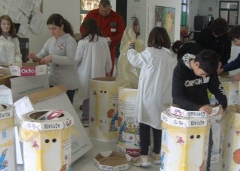 Ragazzi impegnati nella raccolta differenziata in una scuola (foto: www.latinambiente.it)