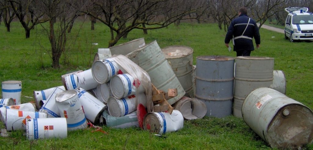 Fusti di materiale inquinante abbandonati in un campo (foto: http://www.beppegrillo.it/)
