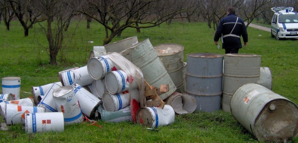 Fusti di materiale inquinante abbandonati in un campo (foto: http://www.beppegrillo.it/)