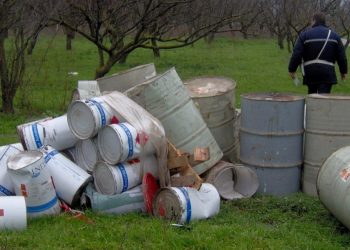 Fusti di materiale inquinante abbandonati in un campo (foto: http://www.beppegrillo.it/)