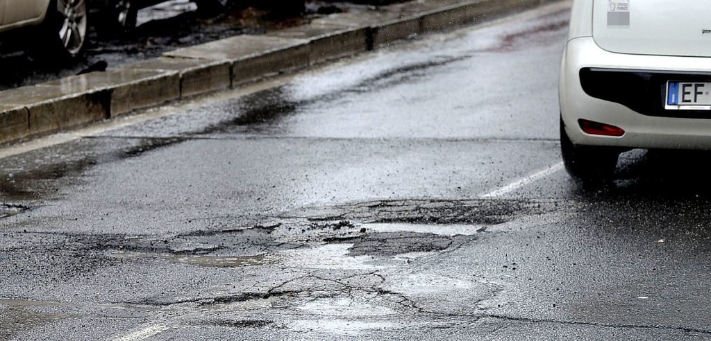 Una strada dissestata (Foto: roma.corriere.it)