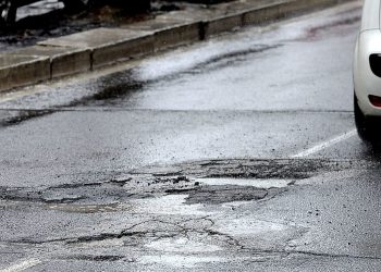 Una strada dissestata (Foto: roma.corriere.it)