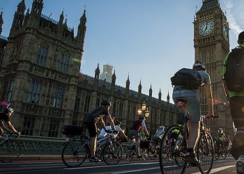 In bicicletta all'ombra del Big Ben (foto: www.cntraveler.com)