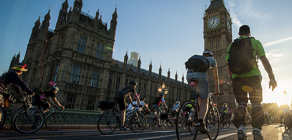 In bicicletta all'ombra del Big Ben (foto: www.cntraveler.com)