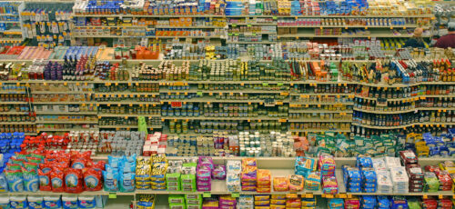 Gli scaffali di un grande supermercato (foto: Wikimedia)