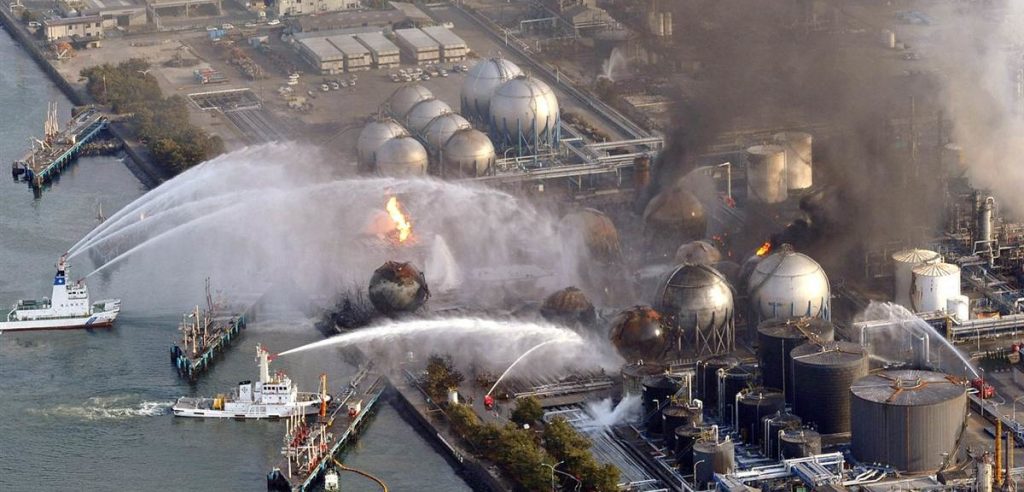 Alcune imbarcazioni impegnate a spegnere l'incendio scoppiato a Fukushima (foto: leganerd.com)