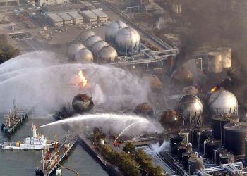 Alcune imbarcazioni impegnate a spegnere l'incendio scoppiato a Fukushima (foto: leganerd.com)