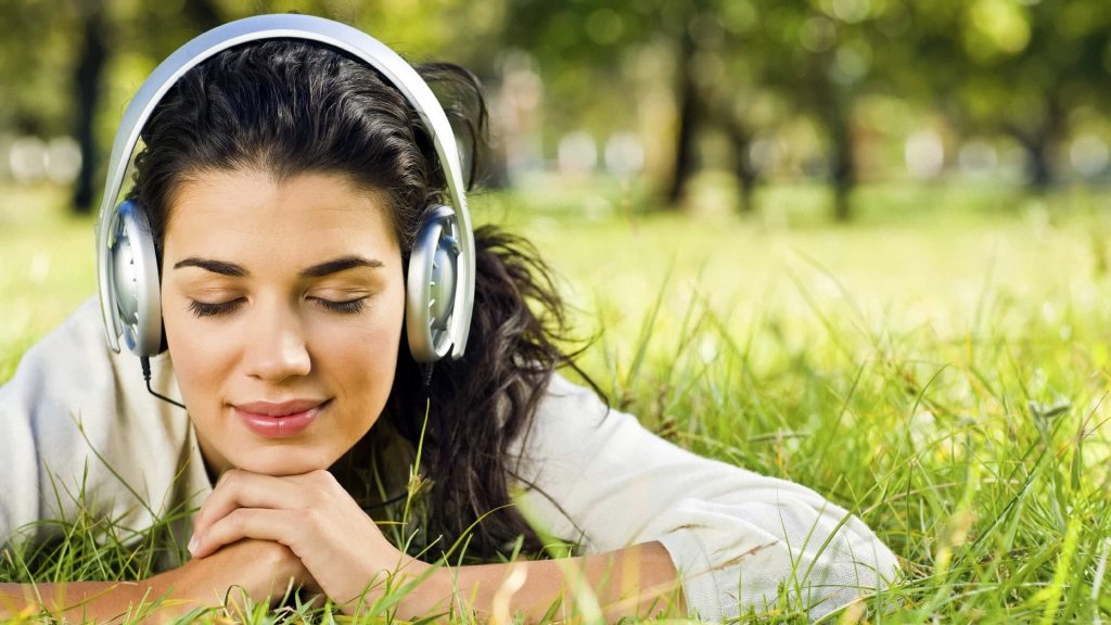 Una ragazza ascolta della musica (foto: www.impresamia.com)