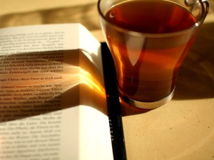 Una tazza di tè accanto a un libro (foto: www.cosebellemagazine.it)