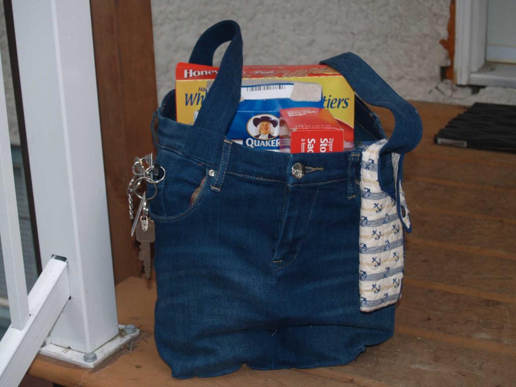 Una shopper realizzata con un paio di vecchi jeans (foto: bcquilter.files.wordpress.com)