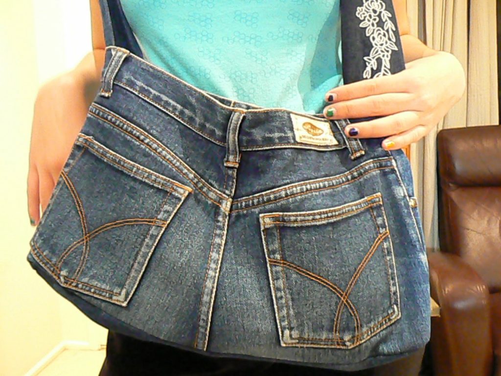 Una borsa realizzata con dei vecchi jeans (foto: http://dee-zines.com/)