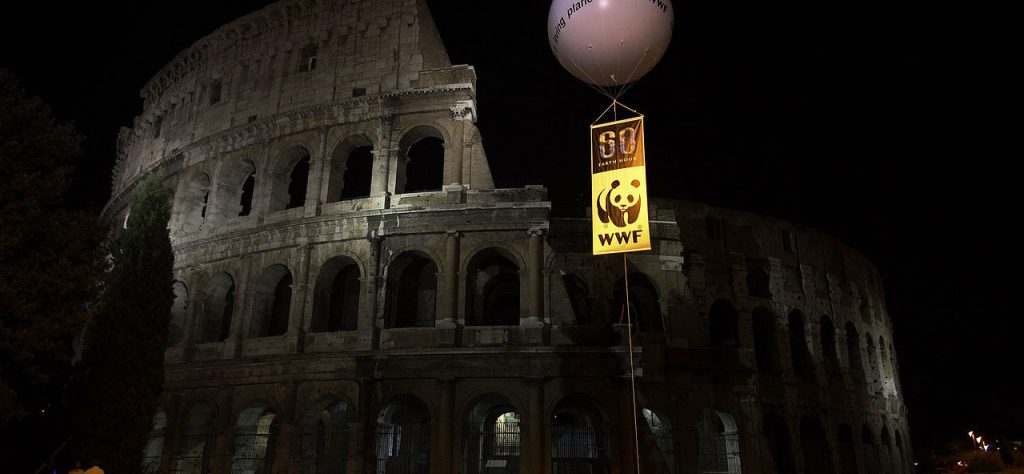 Il Colosseo durante "L'ora della Terra" (foto: wikipedia.org)