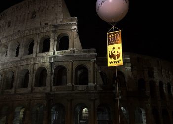 Il Colosseo durante "L'ora della Terra" (foto: wikipedia.org)