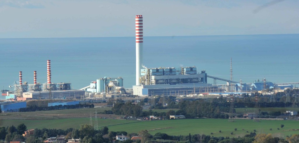 La centrale Enel di Torrevaldaliga (foto: www.terzobinario.it)