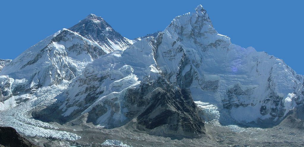 Un panorama del Monte Everest (foto: Wikipedia)