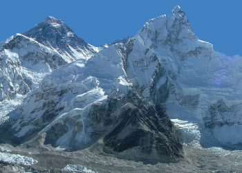 Un panorama del Monte Everest (foto: Wikipedia)