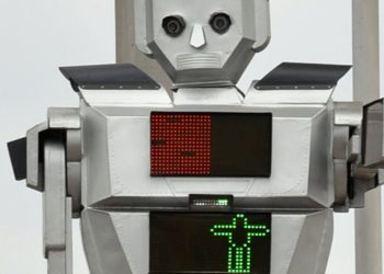 Uno dei robot che in Congo dirigono il traffico (foto: http://www.dailyslave.com/)