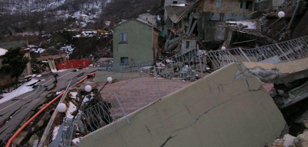 Effetti devastanti del dissesto idrogeologico (foto: www.aniem.it)
