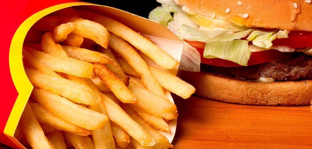 Hamburger e patatine fritte, tipico cibo da fastfood (foto: lifehacker.com)