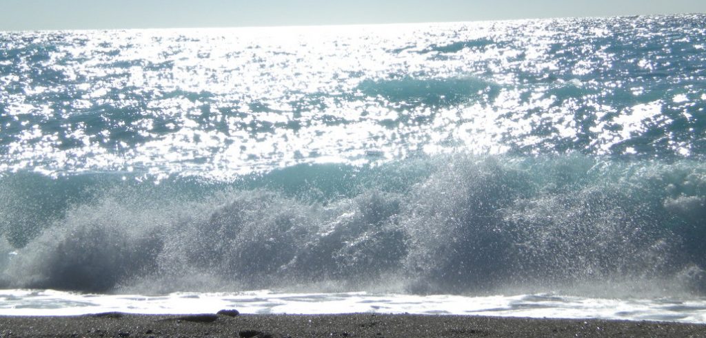 Onde che si infrangono su una spiaggia (foto: http://www.kissesfromlefkada.com/)