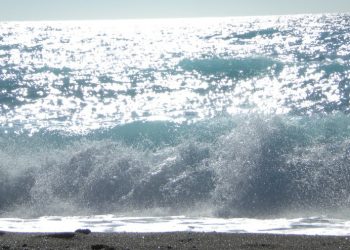 Onde che si infrangono su una spiaggia (foto: http://www.kissesfromlefkada.com/)