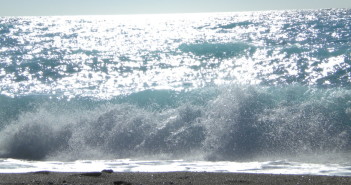 Energia marina: un’importante risorsa per il futuro Onde che si infrangono su una spiaggia (foto: http://www.kissesfromlefkada.com/)