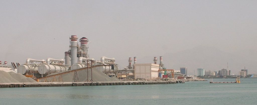 Un impianto di dissalazione negli Emirati Arabi (foto: wikipedia)