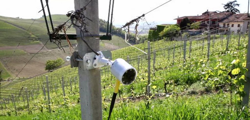 Una delle telecamere installate da Ixem nelle campagne piemontesi (foto: www.lapresse.it)