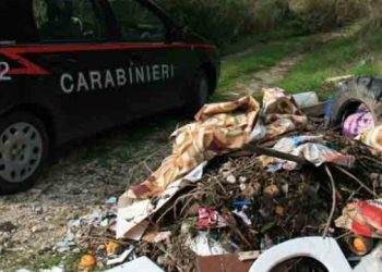 Un'automobile dei carabinieri accanto a un cumulo di spazzatura (foto: www.alternativasostenibile.it)