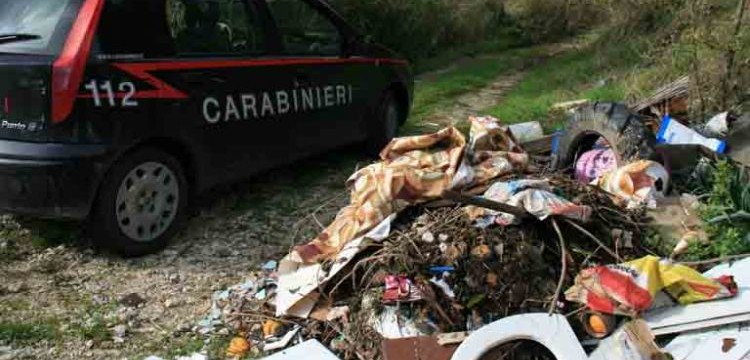 Un'automobile dei carabinieri accanto a un cumulo di spazzatura (foto: www.alternativasostenibile.it)