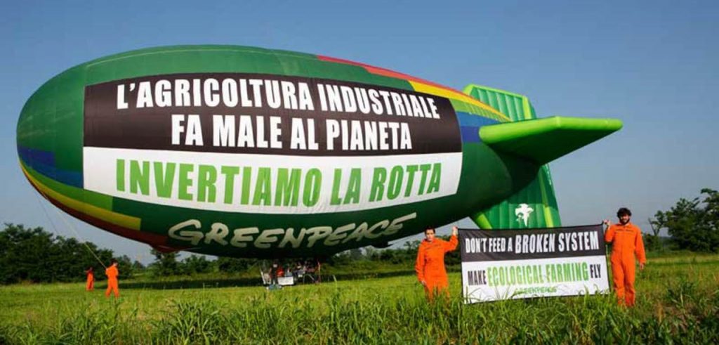 Il dirigibile di Greenpeace (foto: milano.corriere.it)