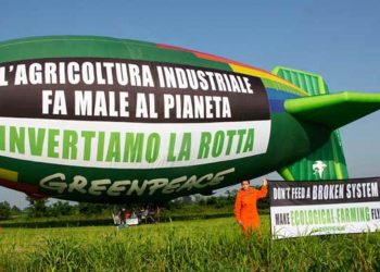 Il dirigibile di Greenpeace (foto: milano.corriere.it)