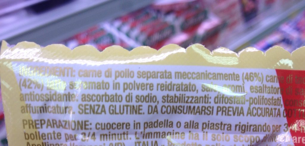 L'etichetta di una confezione di würstel prodotti con carne separata meccanicamente (foto: http://dannicollaterali.altervista.org/)
