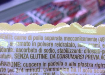 L'etichetta di una confezione di würstel prodotti con carne separata meccanicamente (foto: http://dannicollaterali.altervista.org/)