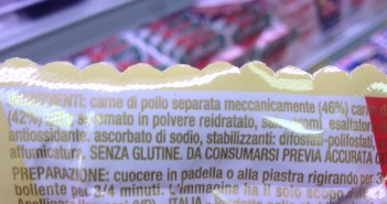 Carne separata meccanicamente: cos’è e in quali alimenti si trova L'etichetta di una confezione di würstel prodotti con carne separata meccanicamente (foto: http://dannicollaterali.altervista.org/)