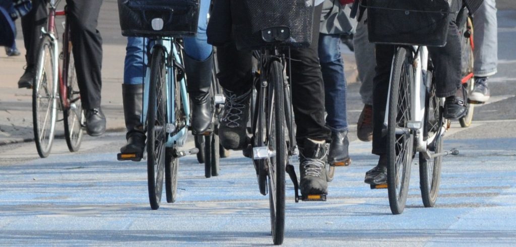 Alcune biciclette in una città (foto: ilreporter.it)