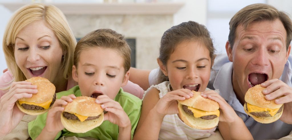 Una famiglia alle prese con degli hamburger (foto: www.bimbisaniebelli.it)Una famiglia alle prese con degli hamburger (foto: www.bimbisaniebelli.it)