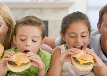 Una famiglia alle prese con degli hamburger (foto: www.bimbisaniebelli.it)Una famiglia alle prese con degli hamburger (foto: www.bimbisaniebelli.it)