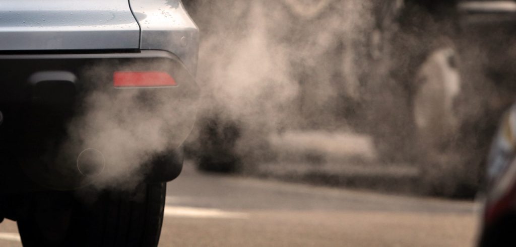 Le emissioni inquinanti di un'automobile (foto: notizie.tiscali.it)